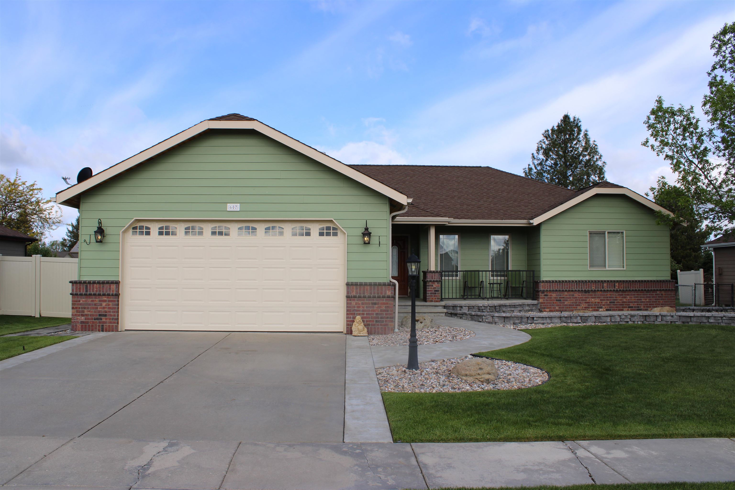 Photo 1 of 35 — 607 N Country Club Dr, Deer Park, WA 99006