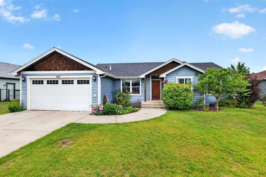 Photo of 607 N High Desert Dr, Deer Park, WA 99006 (MLS # 202620130)