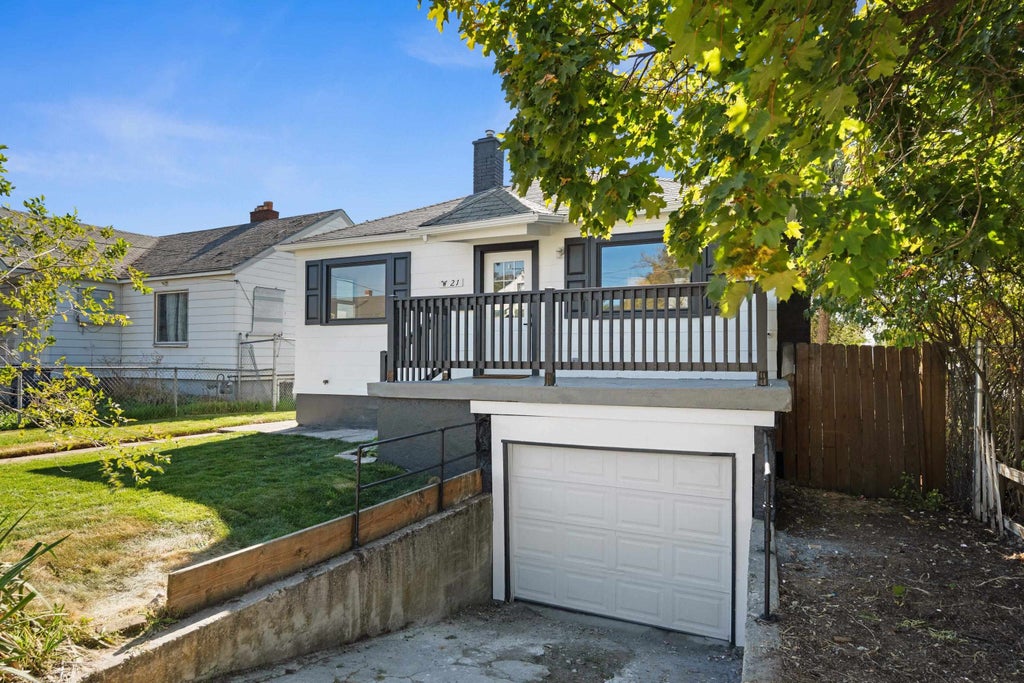 Photo of 21 W Courtland Ave, Spokane, WA 99205 (MLS # 202625490)