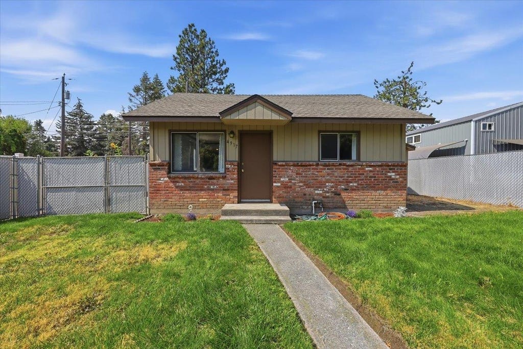 Photo of 4917 N Maple St, Spokane, WA 99205 (MLS # 202622937)