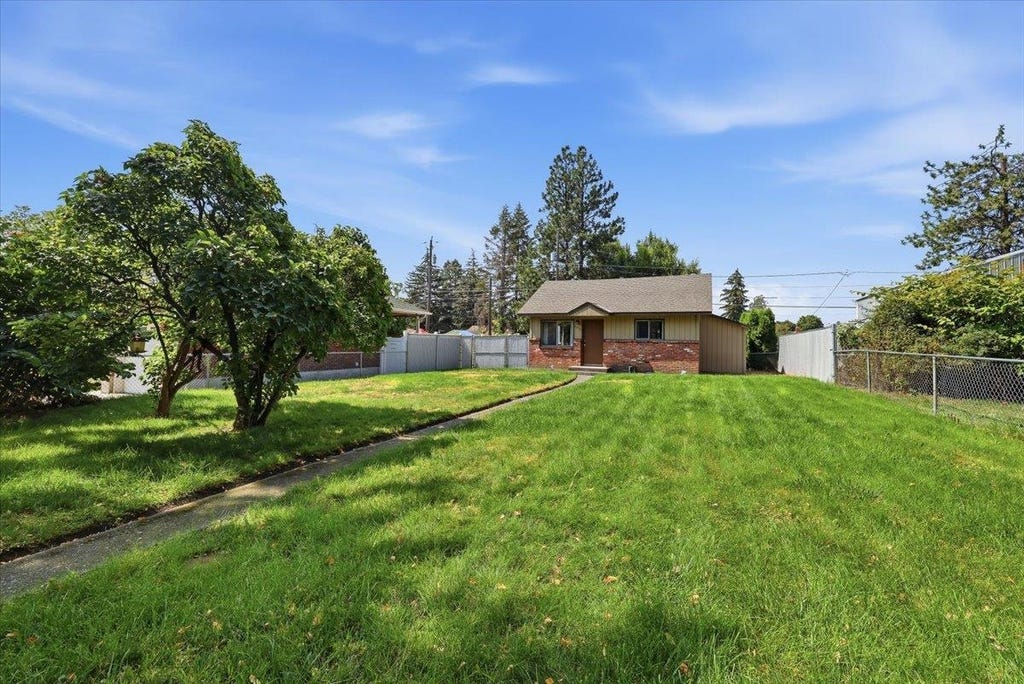 Photo of 4917 N Maple St, Spokane, WA 99205 (MLS # 202622937)