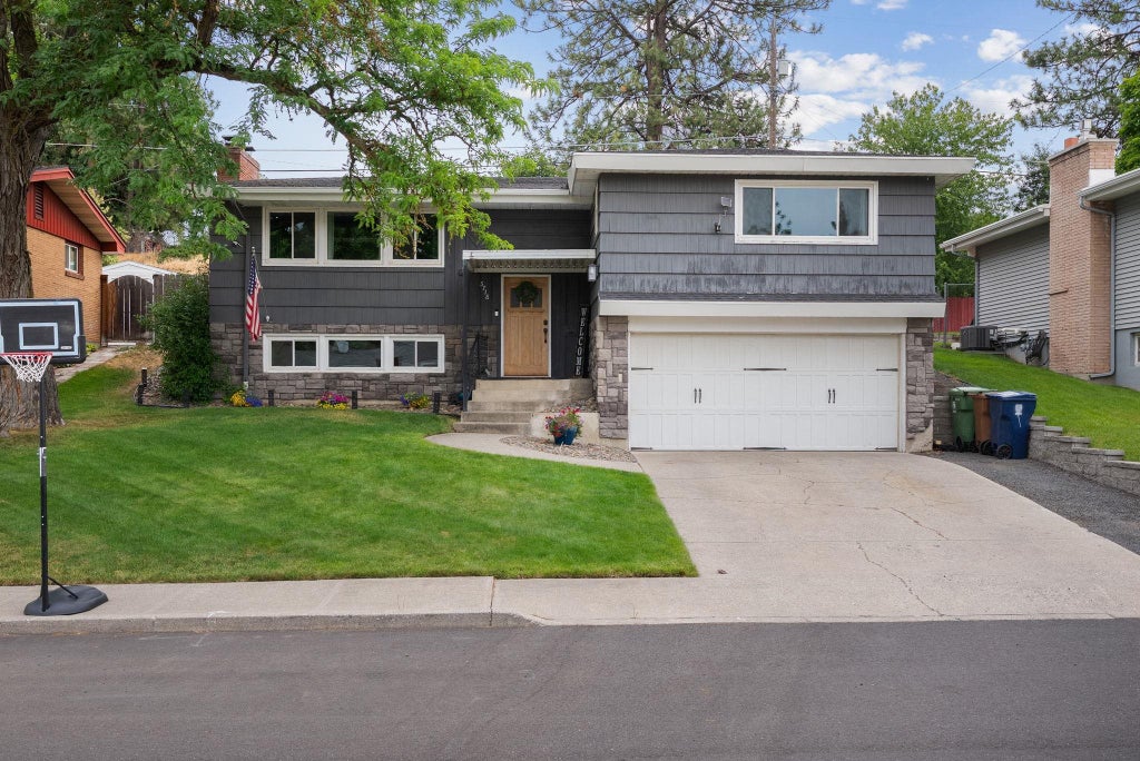 Photo of 5718 N Sutherlin St, Spokane, WA 99205 (MLS # 202621227)