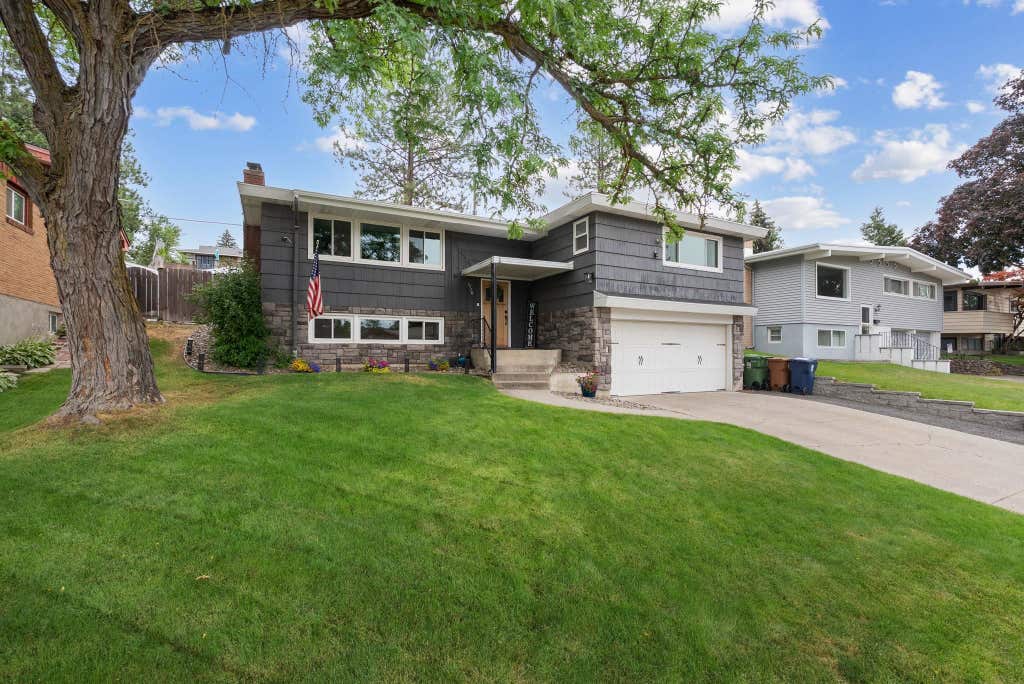 Photo of 5718 N Sutherlin St, Spokane, WA 99205 (MLS # 202621227)