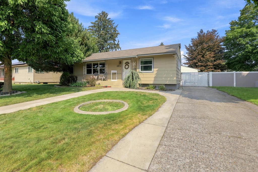Photo of 5804 N Audubon St, Spokane, WA 99205 (MLS # 202622300)