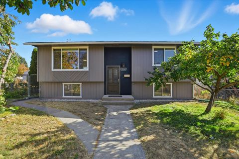Photo of 3926 N MAGNOLIA St, Spokane, WA 99207 (MLS # 202525889)