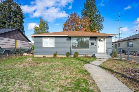 Photo of 811 E Dalke Ave, Spokane, WA 99208 (MLS # 202526151)