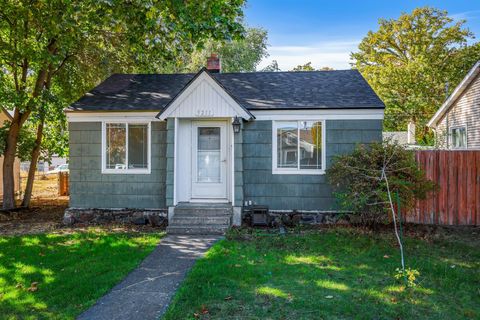 Photo of 5211 N Lincoln St, Spokane, WA 99205 (MLS # 202525239)