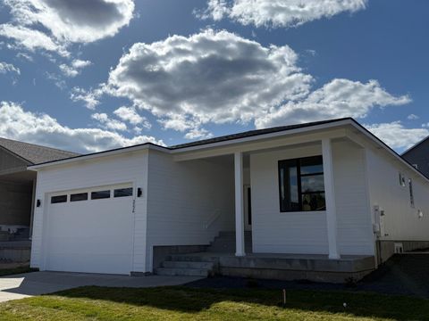 Photo of 3226 S Custer Ln, Spokane, WA 99223 (MLS # 202612403)
