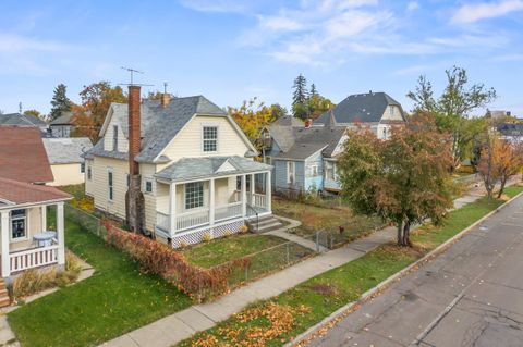 Photo of 1918 W Broadway Ave, Spokane, WA 99201 (MLS # 202526182)