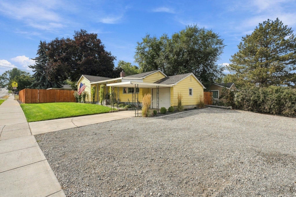 Photo of 2034 S FREYA St, Spokane, WA 99223 (MLS # 202624380)