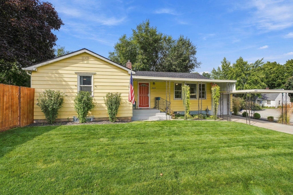 Photo of 2034 S FREYA St, Spokane, WA 99223 (MLS # 202624380)