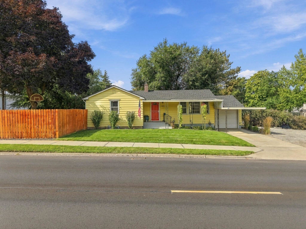 Photo of 2034 S FREYA St, Spokane, WA 99223 (MLS # 202624380)