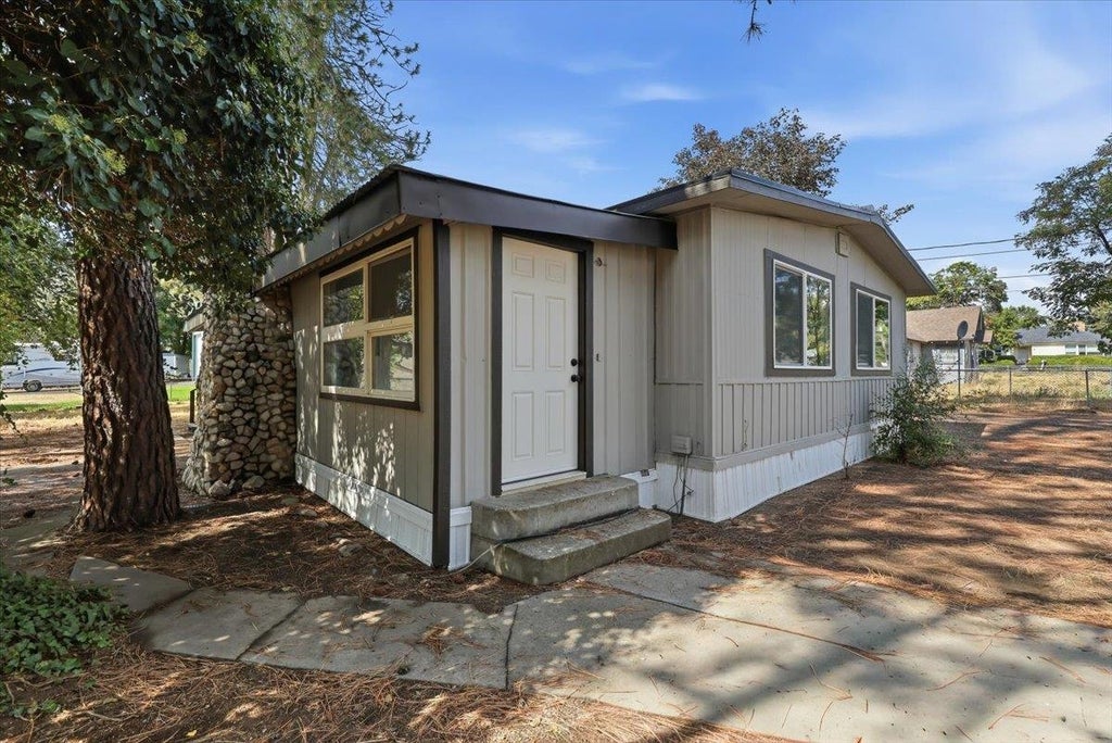 Photo of 11717 N Freya St, Mead, WA 99021 (MLS # 202624081)