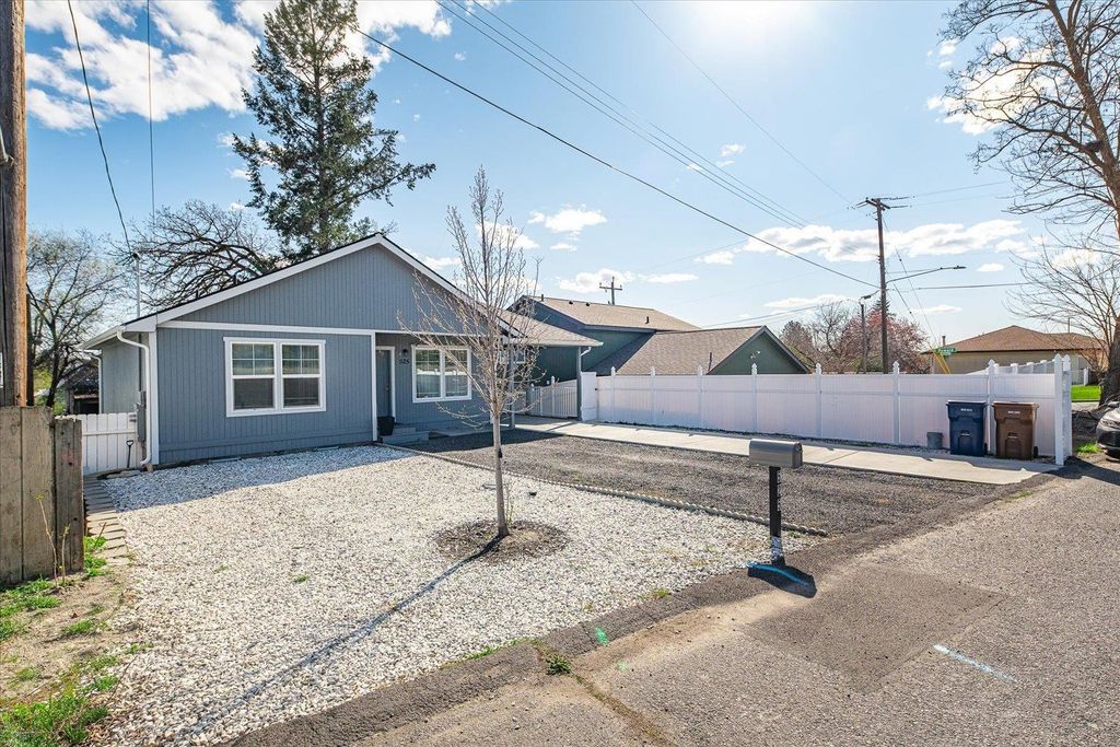 Photo of 525 W Cora Ave, Spokane, WA 99205 (MLS # 202616163)