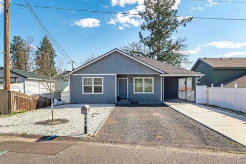 Photo of 525 W Cora Ave, Spokane, WA 99205 (MLS # 202616163)