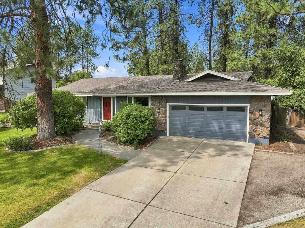 Photo of 415 E Elto Ave, Spokane, WA 99208 (MLS # 202623020)