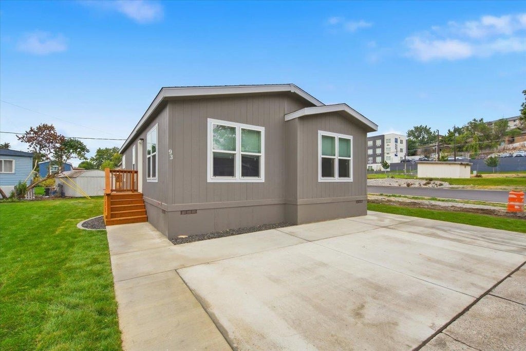 Photo of 11920 E Mansfield Ave, Spokane Valley, WA 99206 (MLS # 202624371)