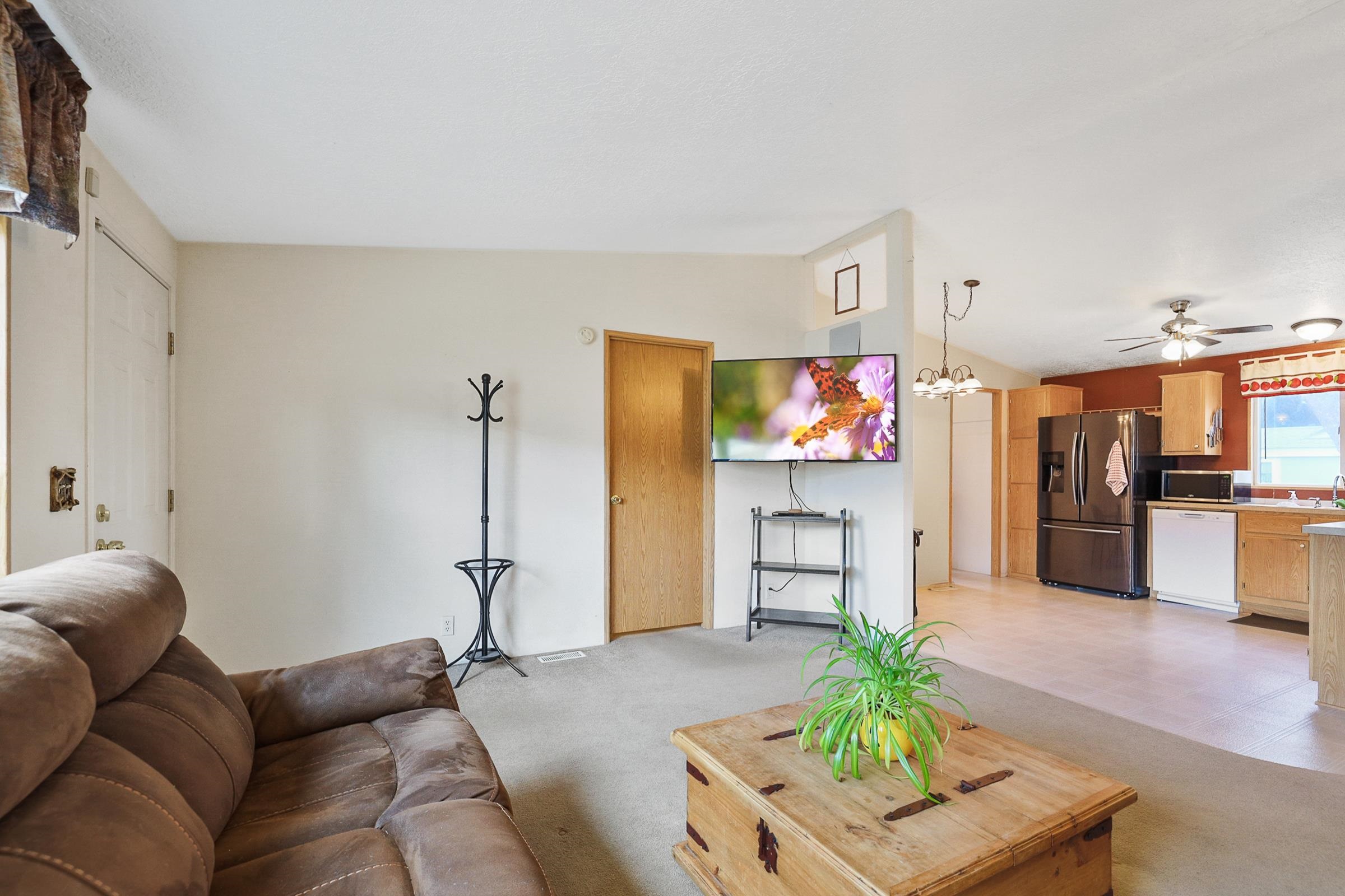 Photo 6 of 20 of 3110 E Chattaroy #1 Rd mobile home