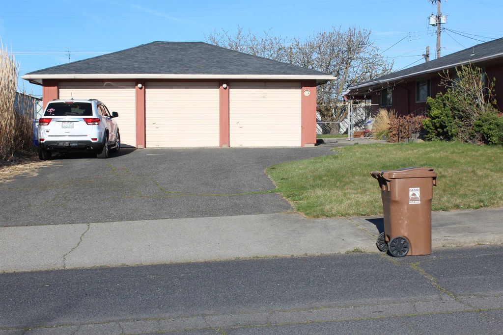 Photo of 627 N Madelia St, Spokane, WA 99202 (MLS # 202615737)