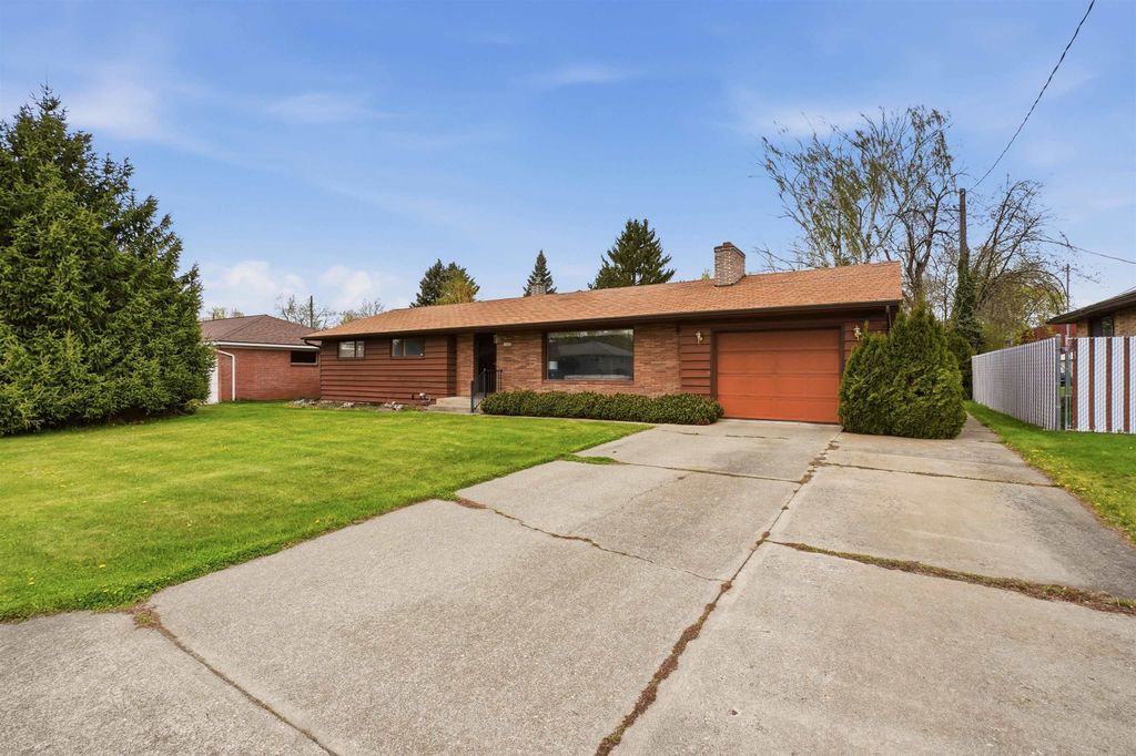 Photo of 10523 E Springfield Ave Ave, Spokane Valley, WA 99206 (MLS # 202615644)