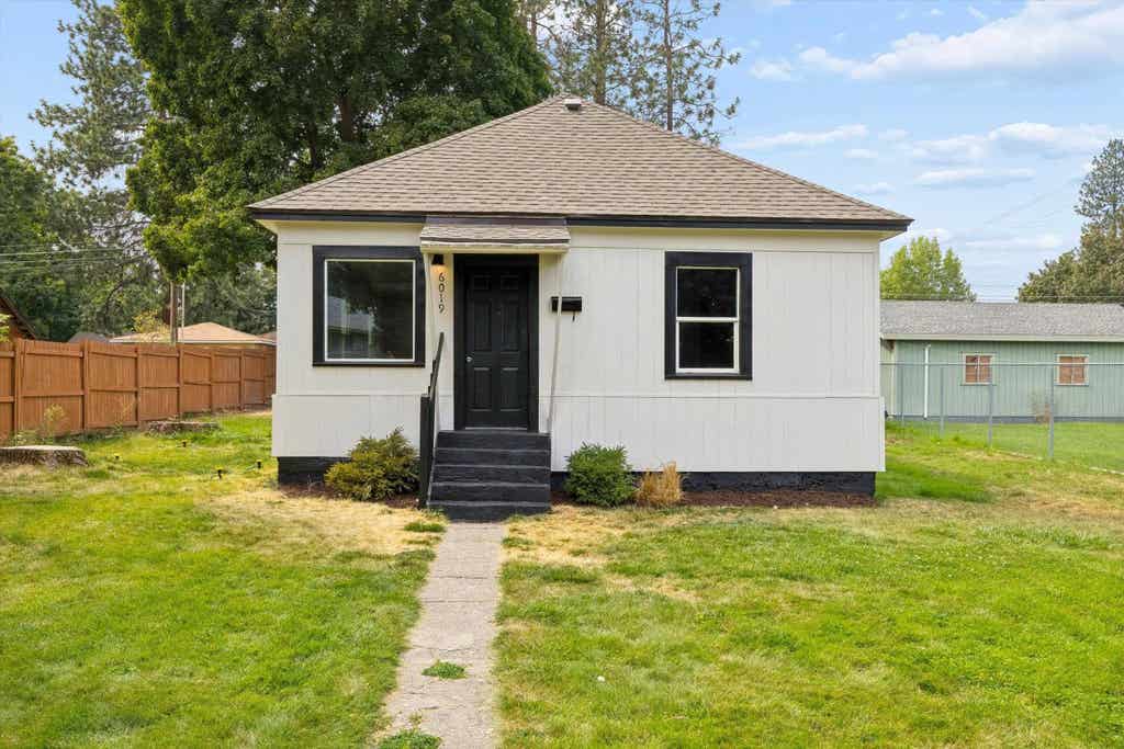 Photo of 6019 N Stevens St, Spokane, WA 99205 (MLS # 202622976)