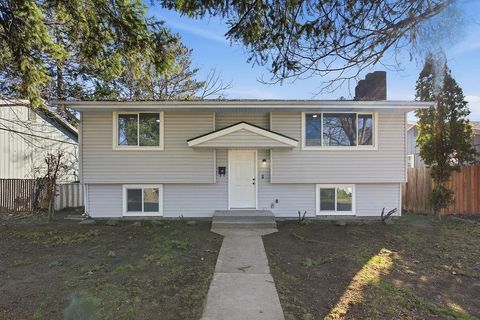 Photo of 5312 N Lincoln St, Spokane, WA 99205 (MLS # 202613373)
