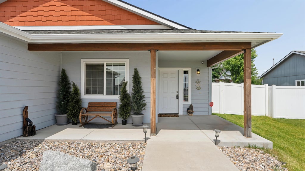 Photo of 1609 E Marilyn Cir, Deer Park, WA 99006 (MLS # 202619988)