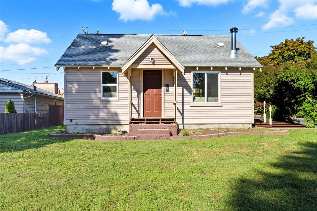 Photo of 204 W Courtland Ave, Spokane, WA 99205 (MLS # 202525467)