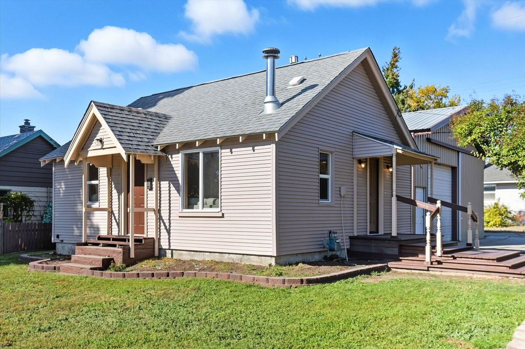 Photo of 204 W Courtland Ave, Spokane, WA 99205 (MLS # 202525467)