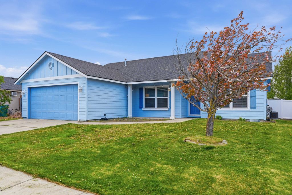 Photo of 12612 W Pacific Ct, Airway Heights, WA 99001 (MLS # 202616212)