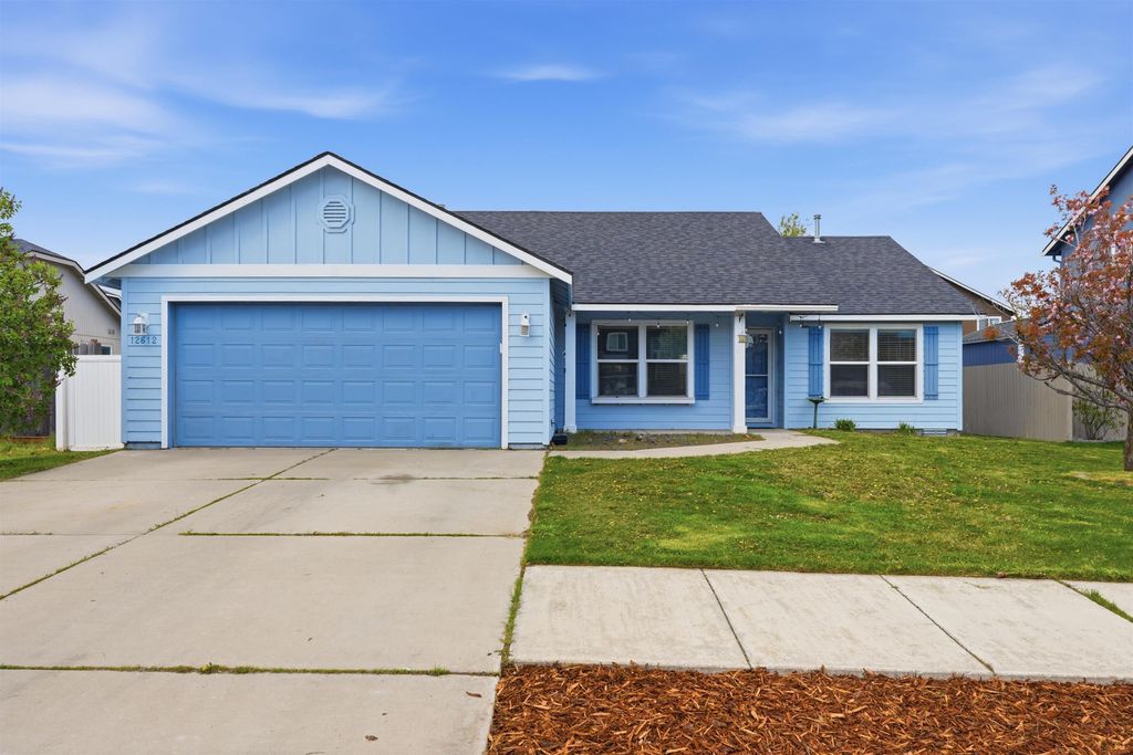 Photo of 12612 W Pacific Ct, Airway Heights, WA 99001 (MLS # 202616212)