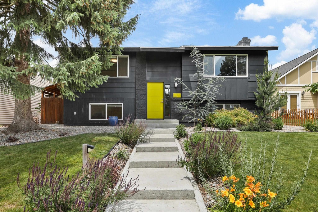 Photo of 3320 W Kiernan Ave, Spokane, WA 99205 (MLS # 202619963)