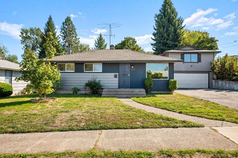 Photo of 5920 N Nettleton St, Spokane, WA 99205 (MLS # 202527591)