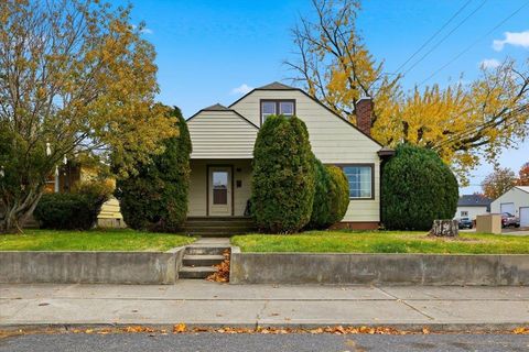 Photo of 4904 N STEVENS St, Spokane, WA 99205 (MLS # 202526461)