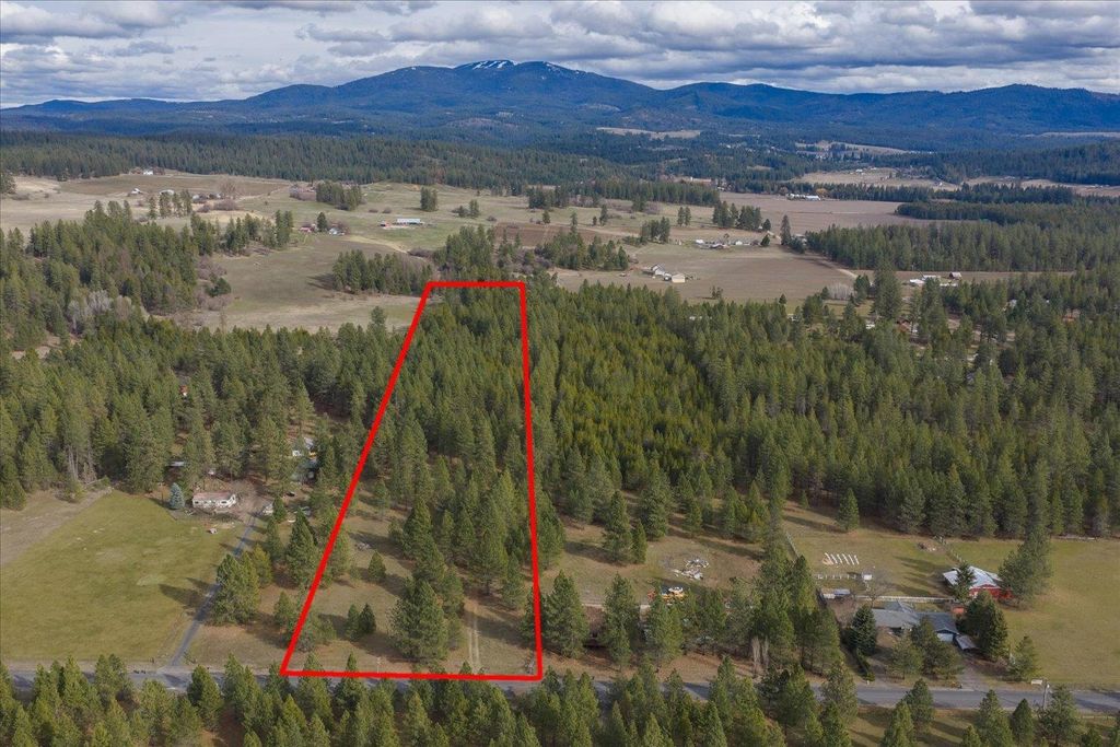 Photo of 28202 N Bruce Rd, Chattaroy, WA 99003 (MLS # 202615906)