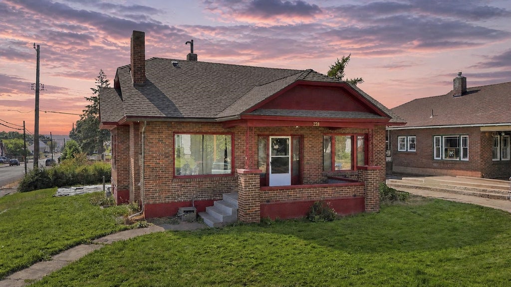 Photo of 228 E GLASS Ave, Spokane, WA 99207 (MLS # 202623595)