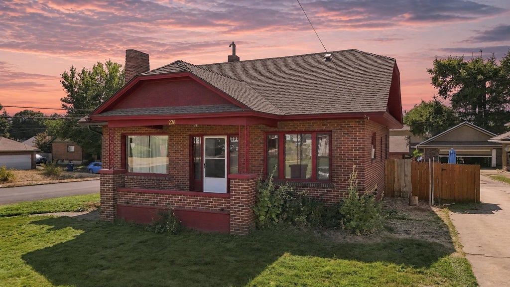 Photo of 228 E GLASS Ave, Spokane, WA 99207 (MLS # 202623595)
