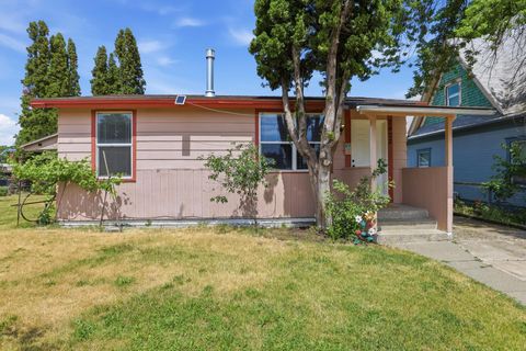 Photo of 2422 W Sinto Ave, Spokane, WA 99201 (MLS # 202618239)