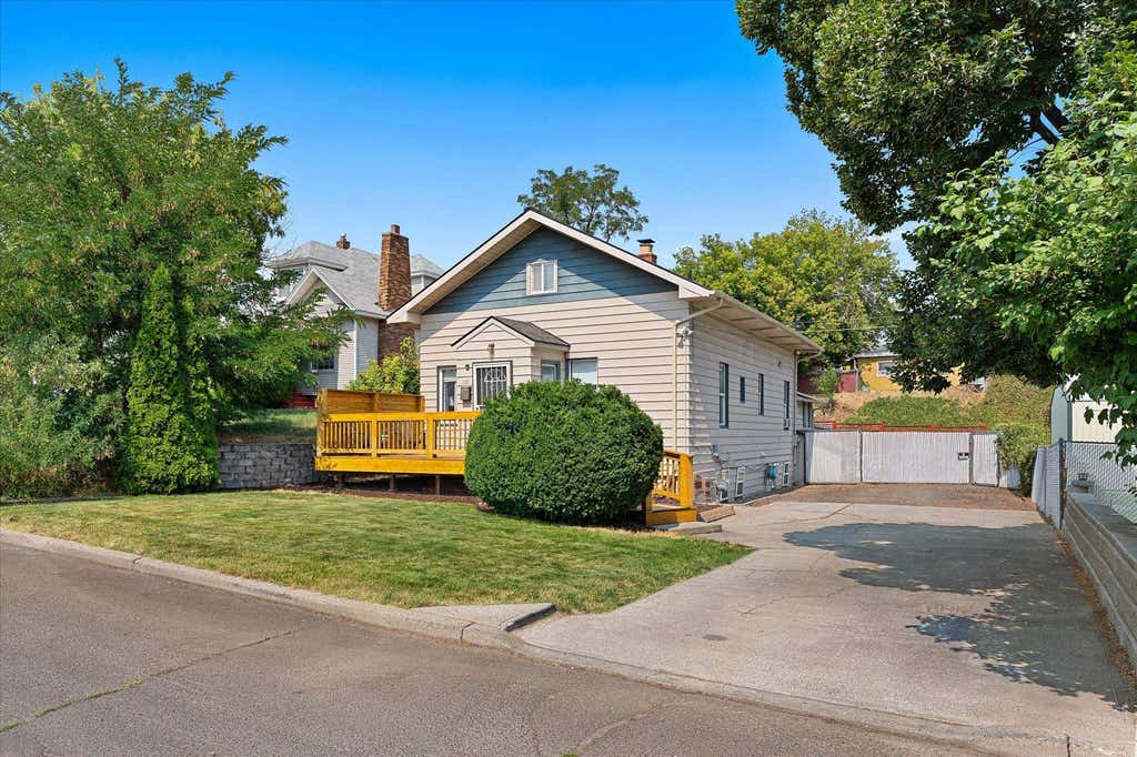 Photo of 110 W Gray Ct, Spokane, WA 99205 (MLS # 202622963)