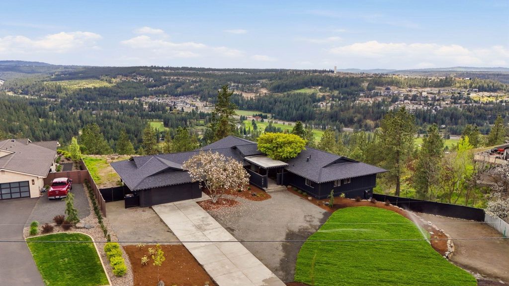 Photo of 226 E High Dr, Spokane, WA 99203 (MLS # 202616366)