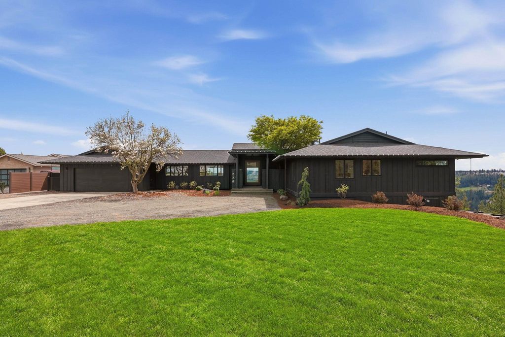 Photo of 226 E High Dr, Spokane, WA 99203 (MLS # 202616366)