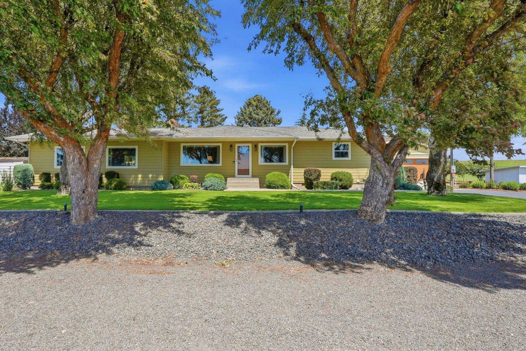 Photo of 12103 E Spring Valley Rd, Latah, WA 99018 (MLS # 202624625)