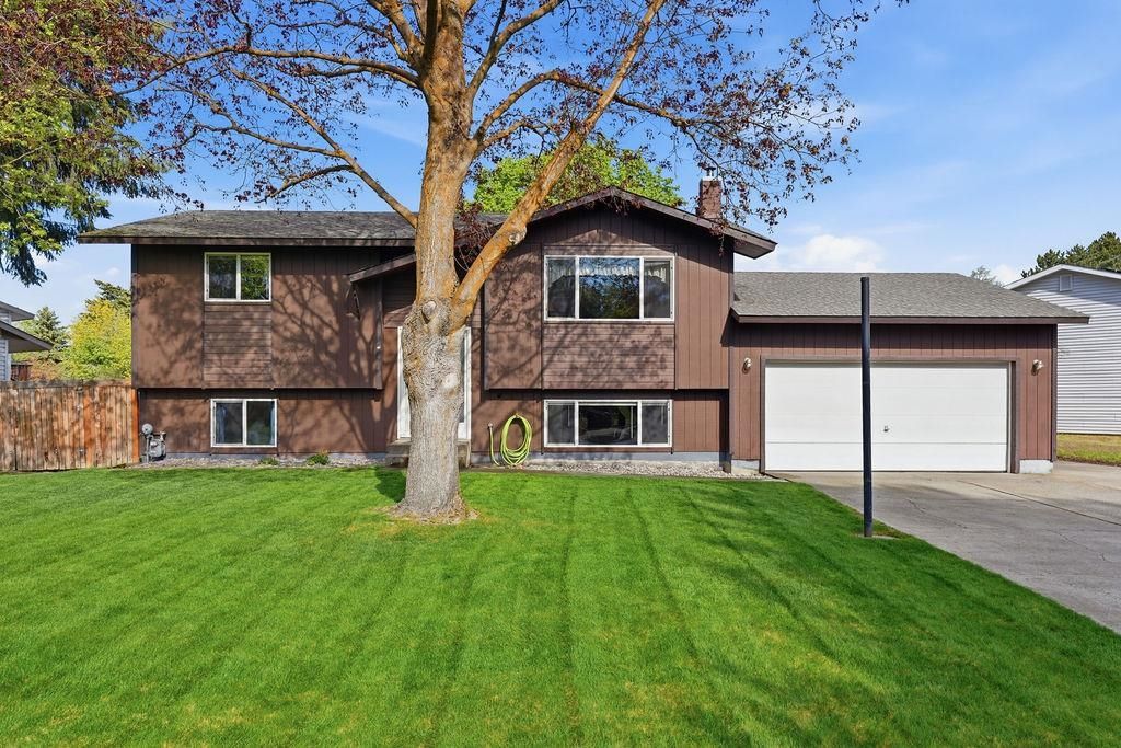 Photo of 7621 N Dakota St, Spokane, WA 99208 (MLS # 202616507)