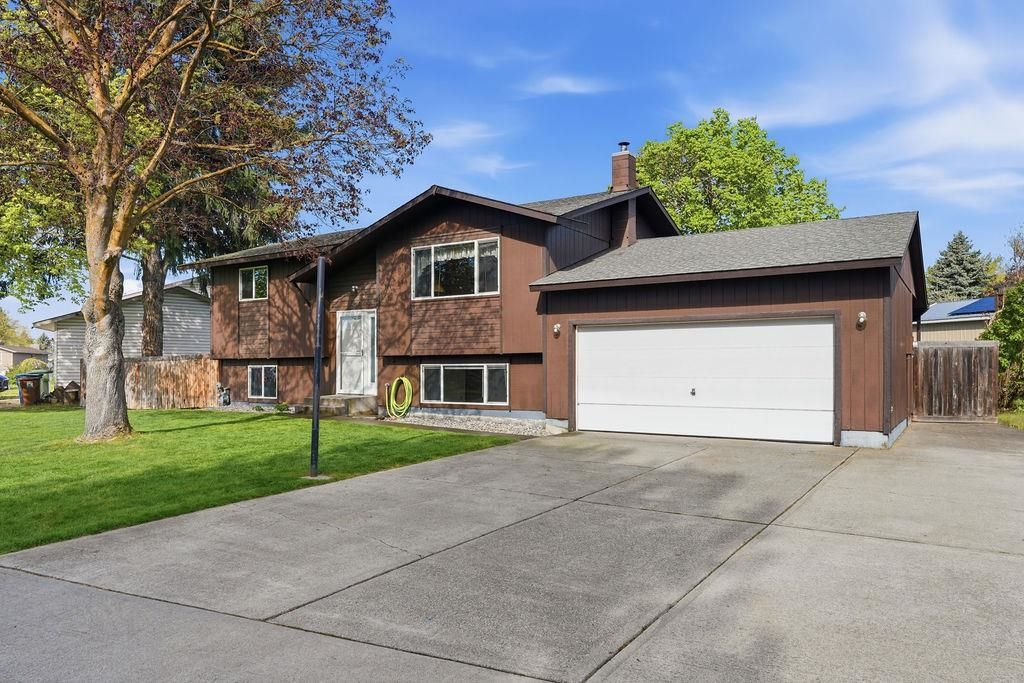 Photo of 7621 N Dakota St, Spokane, WA 99208 (MLS # 202616507)