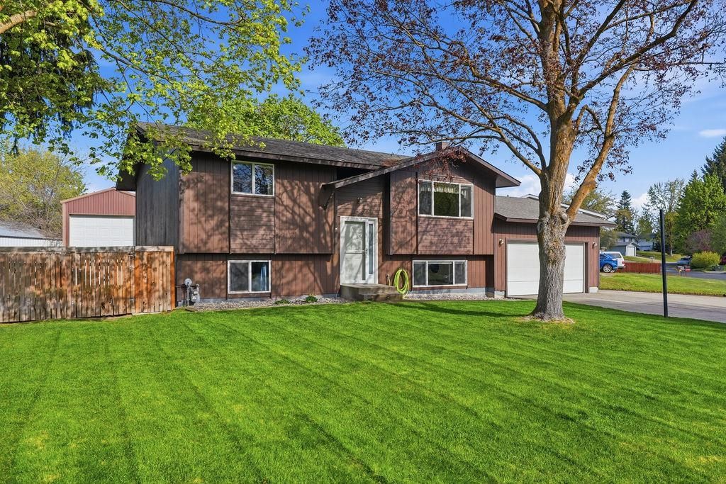 Photo of 7621 N Dakota St, Spokane, WA 99208 (MLS # 202616507)