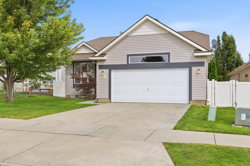 Photo of 9106 N Oak St, Spokane, WA 99208 (MLS # 202622876)