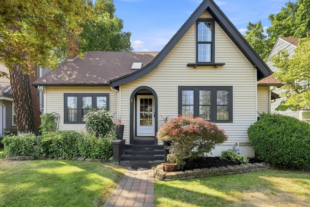 Photo of 2324 S Jefferson St, Spokane, WA 99203 (MLS # 202625853)