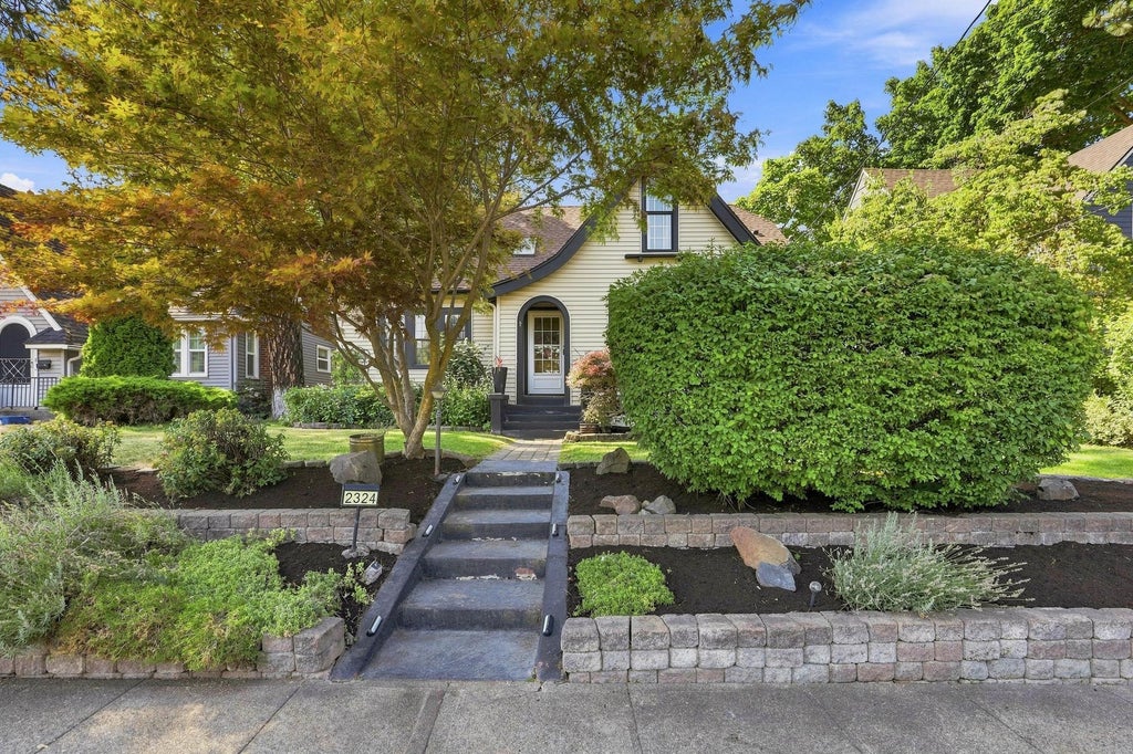 Photo of 2324 S Jefferson St, Spokane, WA 99203 (MLS # 202625853)