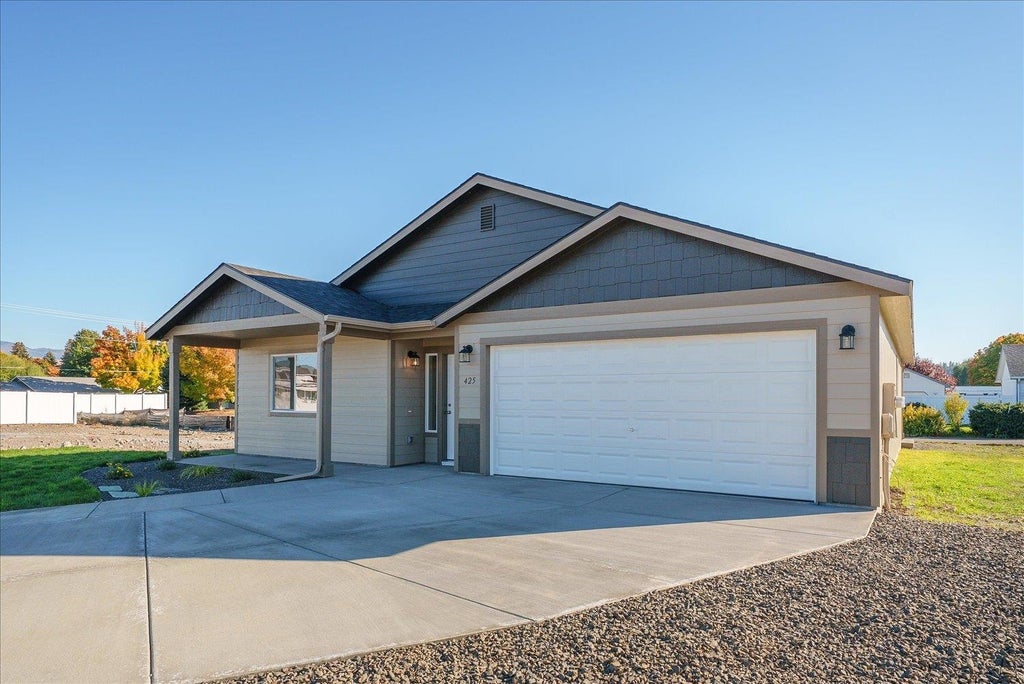 Photo of 425 N Garvin Ct, Greenacres, WA 99016 (MLS # 202625929)