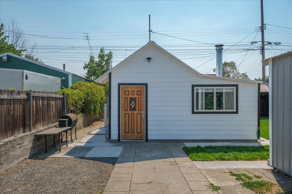 Photo of 1914 E Heroy Ave, Spokane, WA 99207 (MLS # 202624545)